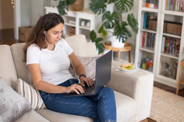 Evde çalışan genç bir kadın.