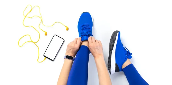 Mujer Joven Atando Cordones Zapatos Antes Del Entrenamiento Preparándose Para — Foto de Stock