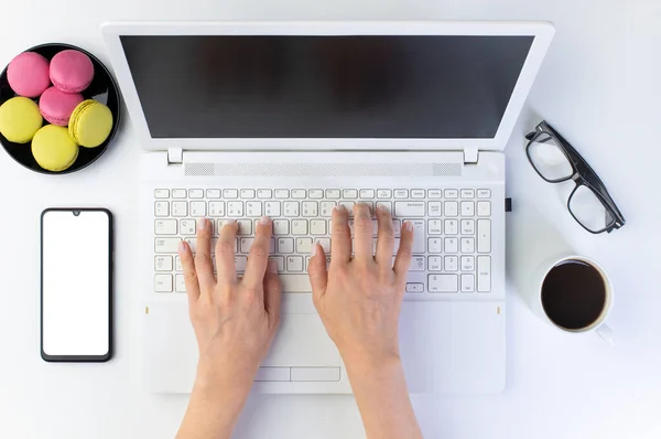 Dizüstü Bilgisayarın Klavyesinde Yazan Kadın Eller Beyaz Ofis Masası Üst — Stok fotoğraf