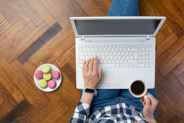 Freelancer Young Woman Working Her Laptop Sitting Floor Home — Stock Photo, Image