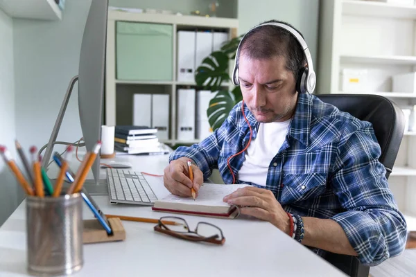 Joven Trabajando Desde Hom —  Fotos de Stock