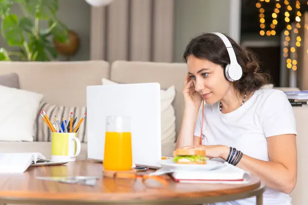 Mujer Joven Trabajando Casa — Foto de Stock