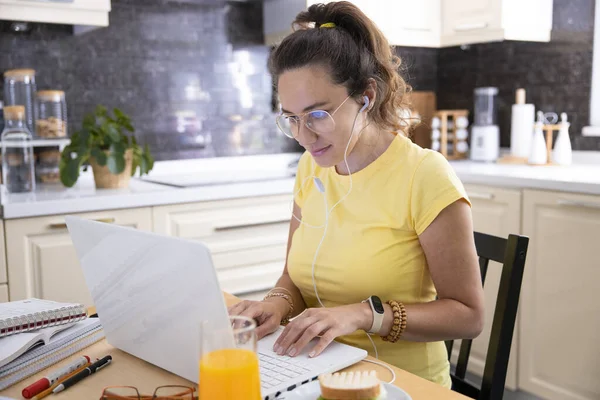 Junge Frau Arbeitet Hause — Stockfoto