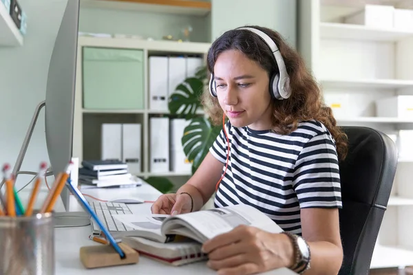 Mujer Joven Trabajando Desde Hom — Foto de Stock