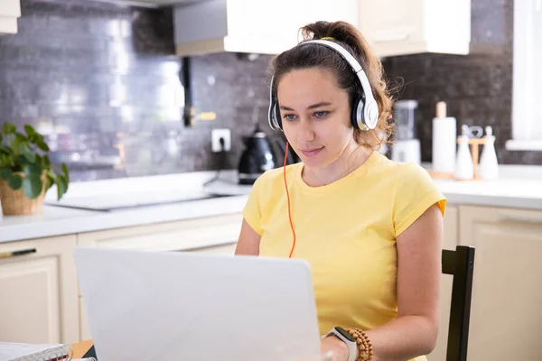 Mujer Joven Trabajando Casa —  Fotos de Stock