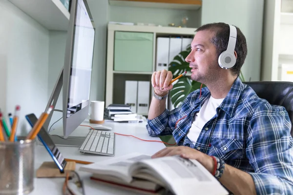 Joven Trabajando Desde Hom — Foto de Stock