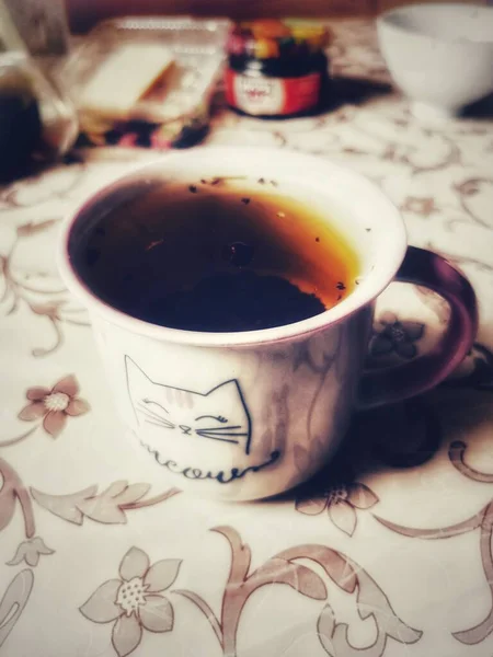 Masanın üzerinde güzel bir fincan çay.