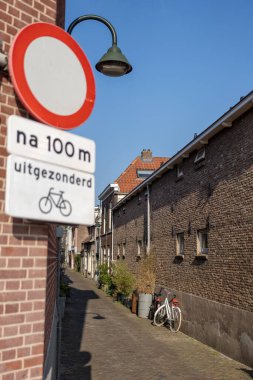 Delft Hollanda 'da küçük bir arka sokak. Araba yok tabelası var.