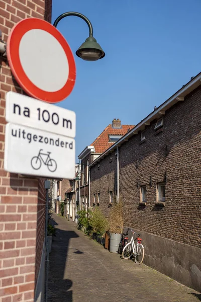 Delft Hollanda 'da küçük bir arka sokak. Araba yok tabelası var.