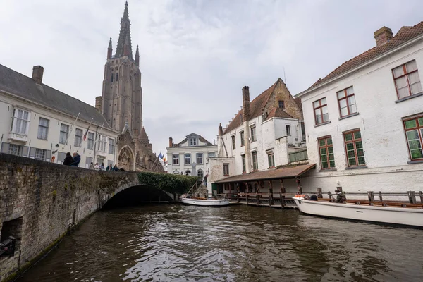 Moored Tour Boats Next Vine Covered Bridge Heart Brugge Belgium — Stockfoto