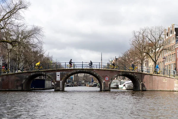 Ciclistas Cruzando Puente Ámsterdam Países Bajos —  Fotos de Stock