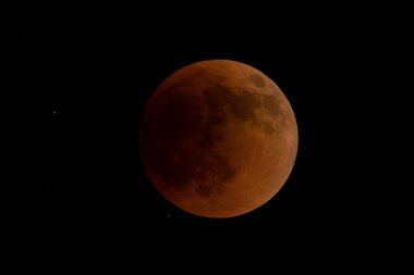 Dolunay sırasında turuncu ay.