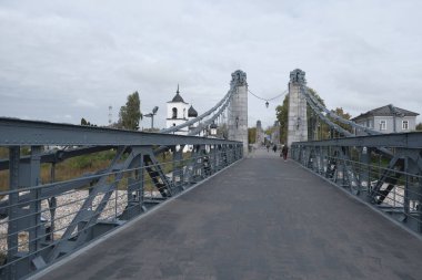 Zincir köprüler, 19. yüzyılın ortasında Rusya 'nın Pskov bölgesindeki Ostrov kasabasında bir mühendislik mucizesi.