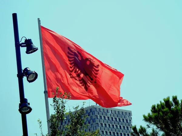 Albánská Vlajka Tirana Náměstí Skanderbegaa — Stock fotografie