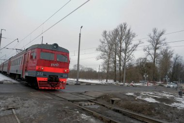 Novy Peterhof istasyonundaki elektrik treni, Saint Petersburg, Rusya