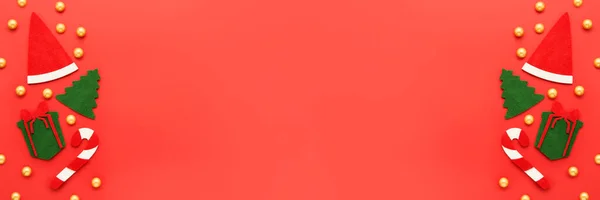 Julfanan. Juldekoration på en röd bakgrund. Gratulationskort, kopieringsutrymme för text — Stockfoto