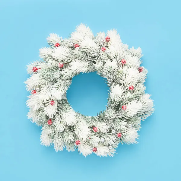 Bílý vánoční věnec s dekorací na světle modrém pozadí. Plocha — Stock fotografie
