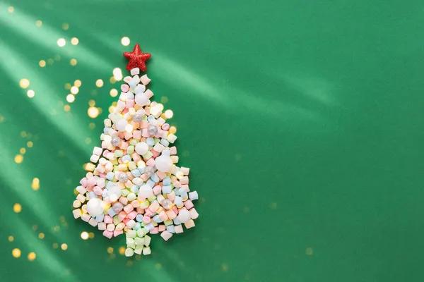 Nový rok a vánoční přání. Abstraktní vánoční stromeček z barevných marshmallows na zeleném pozadí — Stock fotografie