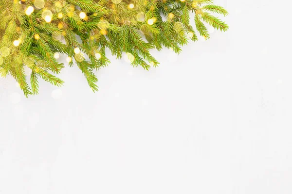 Vánoční stromeček větve na bílém pozadí. Horní pohled, kopírovací prostor — Stock fotografie