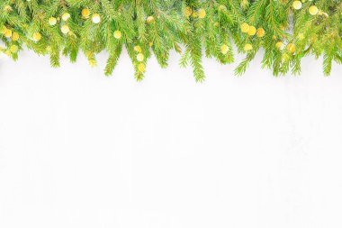 Noel ağacı beyaz arka planda sınırdır. Tebrik kartı