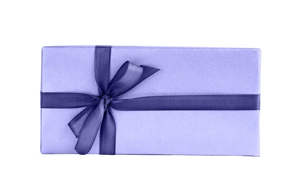 흰 바탕에 보라색 리본이 붙은 얇은 선물 상자. 색깔 2022 년 — 스톡 사진