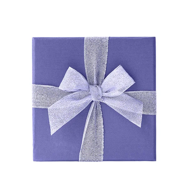 紫丁香非常珍贵的礼品盒在白色背景上被隔离。2022年的色彩非常柔和 — 图库照片