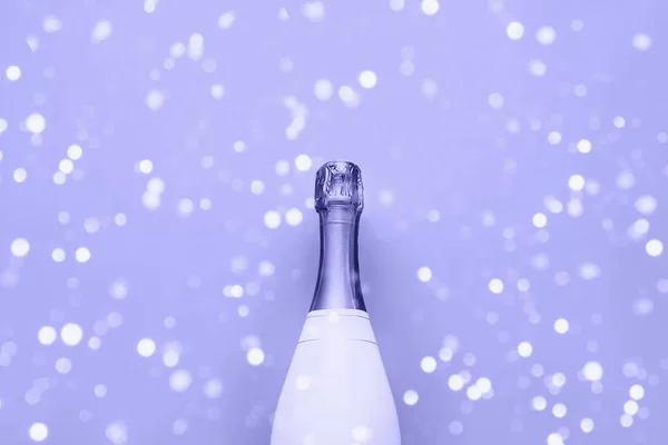 Botella de champán sobre fondo lila muy pery. Concepto de Navidad, cumpleaños o boda. —  Fotos de Stock