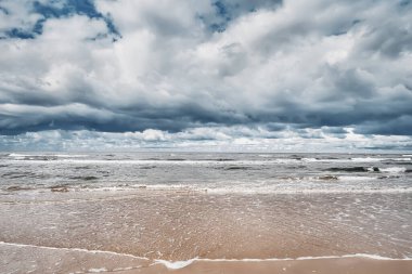 Güzel deniz manzarası, bulutlu bir gökyüzü, Baltık kıyılarında rüzgarlı hava. Letonya, Ventspils.