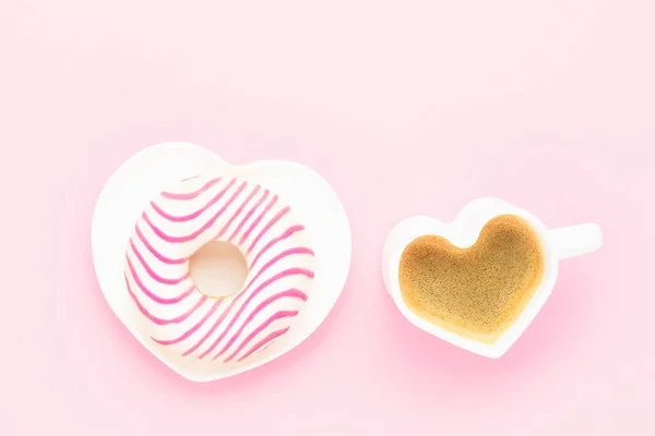 Taza de café y rosquilla en forma de corazón plato. Concepto de San Valentín. Vista superior, espacio de copia. —  Fotos de Stock