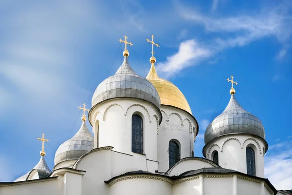 De koepels van de orthodoxe Kerk tegen de blauwe hemel. Rusland — Stockfoto