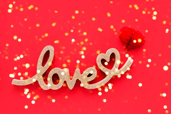 Papel Vermelho Coração Palavra Dourada Amor Fundo Vermelho Brilhante Conceito — Fotografia de Stock