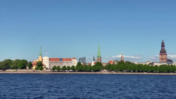 Panorama van de oude binnenstad van Riga. Letland Riga, 2021.05.30 — Stockvideo