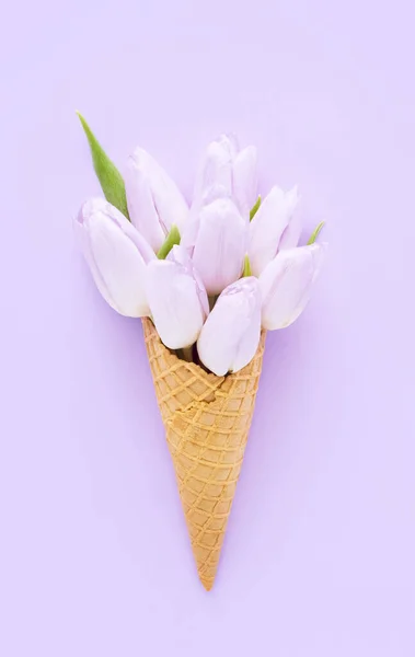 Tulipanes lila en un cono de helado de gofre sobre un fondo lila. Día de las Madres, San Valentín, despedida de soltera, concepto de verano — Foto de Stock