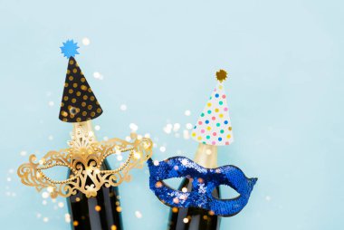 Tatil geçmişi, maske ve mavi arka planda şampanya. Karnaval konsepti, Purim arkaplanı