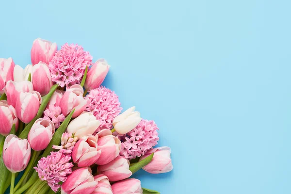 Bukiet różowych tulipanów i hiacynt na jasnoniebieskim tle. Płaskie ułożenie, kopiowanie miejsca na tekst Zdjęcia Stockowe bez tantiem