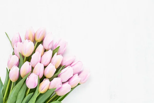 Um monte de flores de tulipas rosa. Dia das Mães, Dia dos Namorados, conceito de aniversário. Vista superior, espaço de cópia — Fotografia de Stock