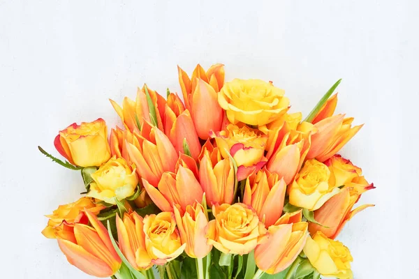 Beyaz arka planda sarı laleler ve güller. Anneler Günü, Sevgililer Günü, doğum günü konsepti