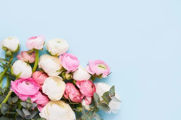 Bukiet Kwiaty Ranunculus Niebieskim Tle Dzień Matki Walentynki Pomysł Urodziny Zdjęcia Stockowe bez tantiem