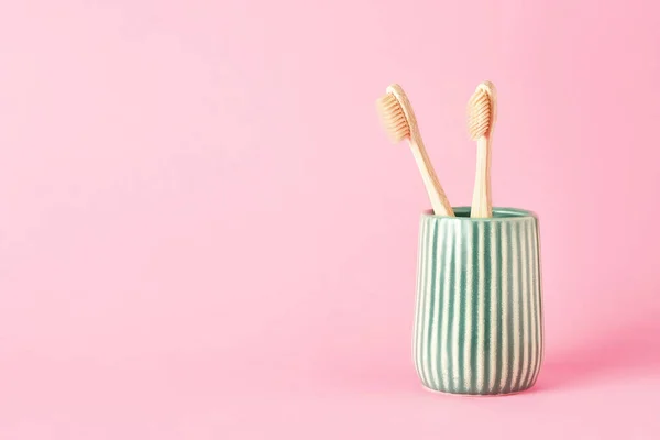 Dos Cepillos Dientes Bambú Soporte Cerámica Verde Sobre Fondo Rosa —  Fotos de Stock