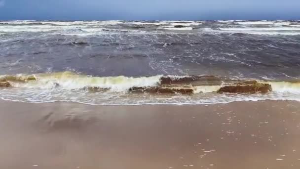 Las Olas Del Mar Báltico Durante Una Tormenta Mal Tiempo — Vídeo de stock