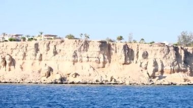 Turistler için deniz ya da okyanus manzaralı yüksek kıyılarda binalar.