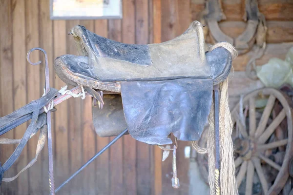 Alter Pferdesattel Hängt Einem Holzschuppen — Stockfoto