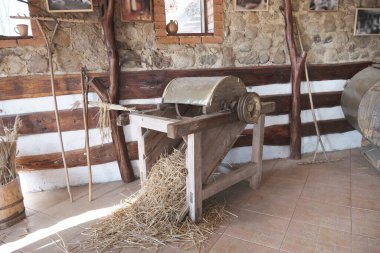 Kulakların tanelerini ayırmak için eski bir cihaz..