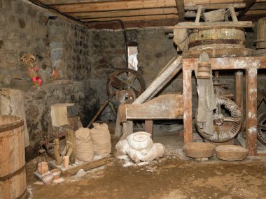 Eski çağlarda eski bir değirmenin içi.