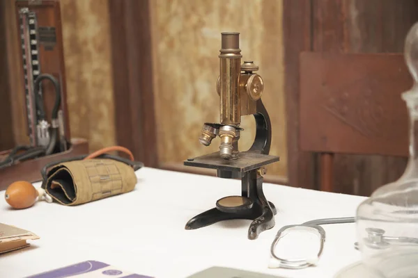 Старий Мікроскоп Використовувався Робочому Місці Лікаря Багато Років Тому Стокова Картинка