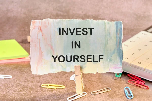 Текстовый Знак Показывающий Invest Yourself Концепция Бизнеса Образования Улучшить Свои — стоковое фото