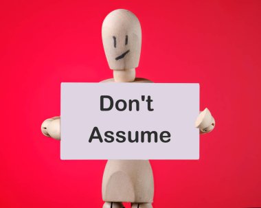 Kırmızı arka plandaki tahtadan bir adamın elindeki kağıttaki metni varsayma..