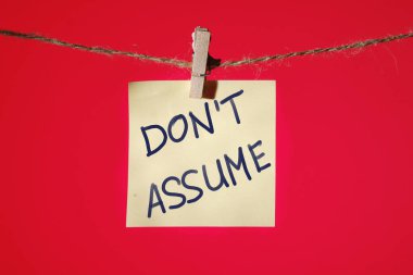 Kırmızı arka planda sarı kağıda yazı yazılmış. Tahmin etme. Kanıt yoksa, dikkate alınmaması gerekenleri belirtiyor..