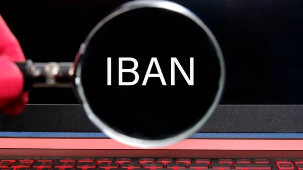 Monitördeki yazıyı büyüteçle IBAN.