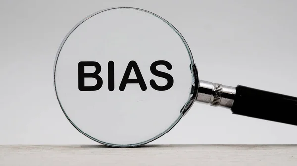 BIAS metin bir büyüteç aracılığıyla bir ışık arkaplan üzerine yazılmış.